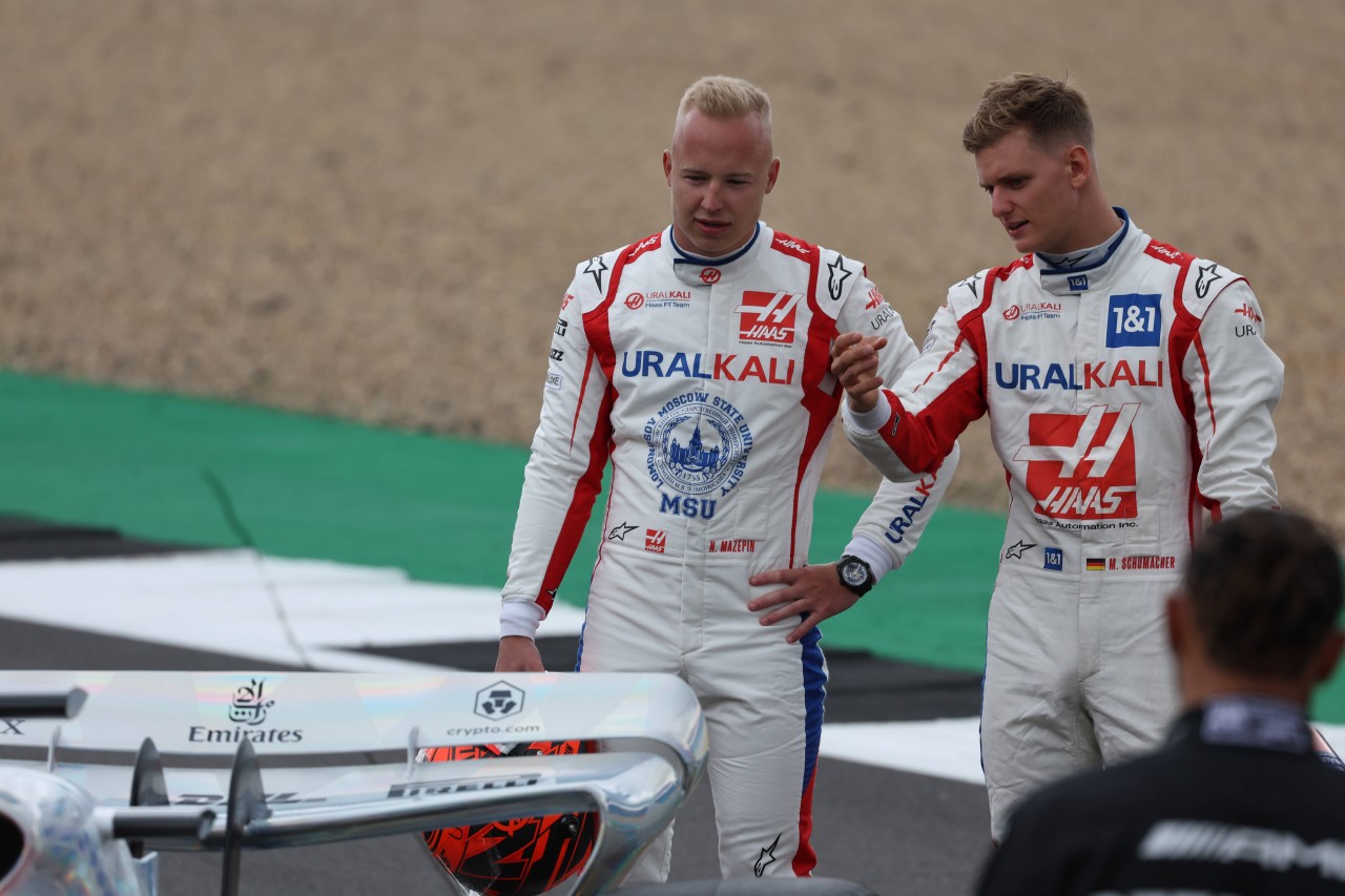 Mick Schumacher (r.) und Nikita Mazepin (l.) sind sich bei DIESER Idee uneinig.