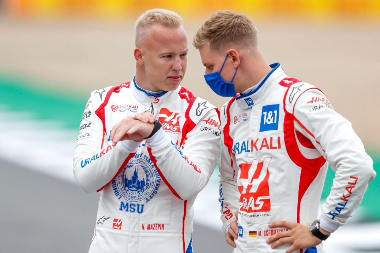 Mick Schumacher führt im internen Teamduell gegen Nikita Mazepin. 