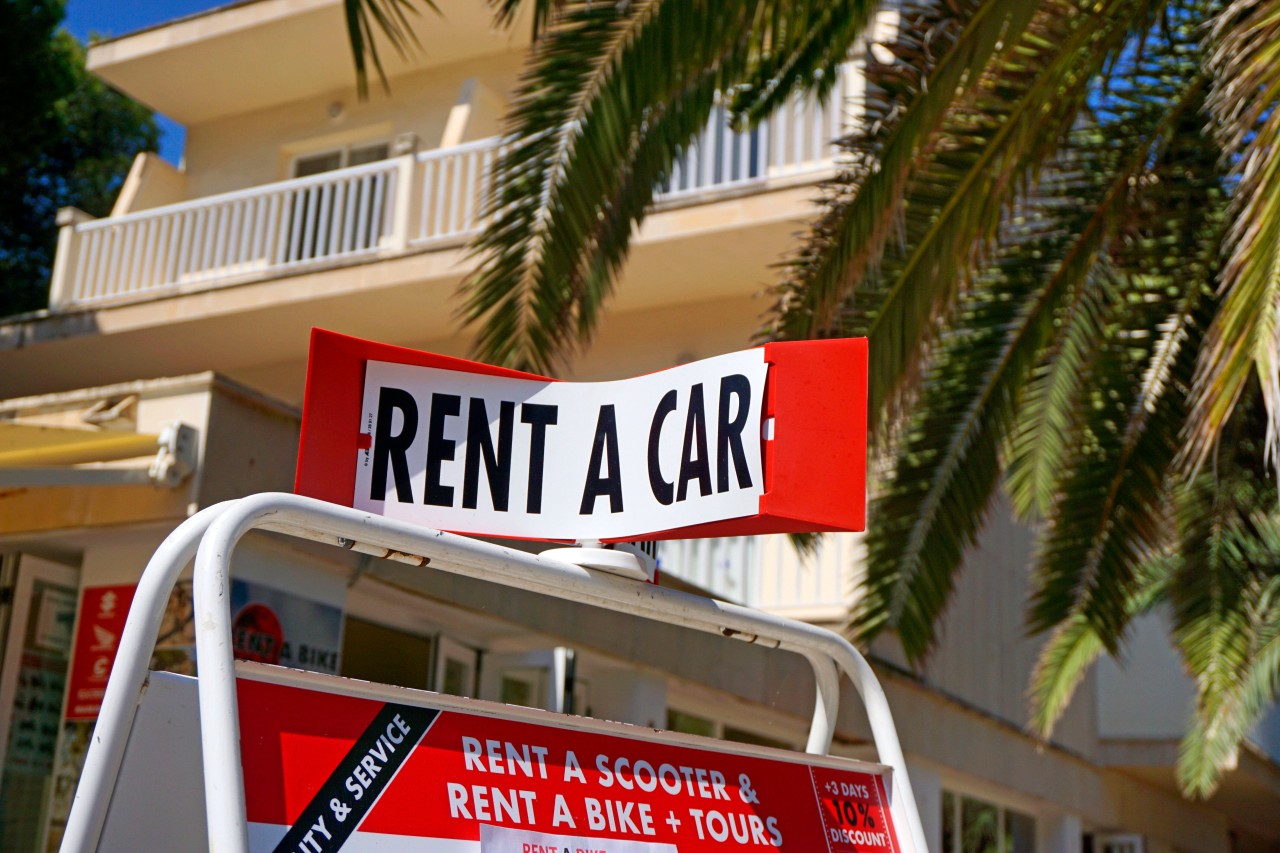 Wer bei seinem Urlaub auf Mallorca ein Auto mieten möchte, muss künftig mehr Scheine auf den Tisch legen. (Archivbild)