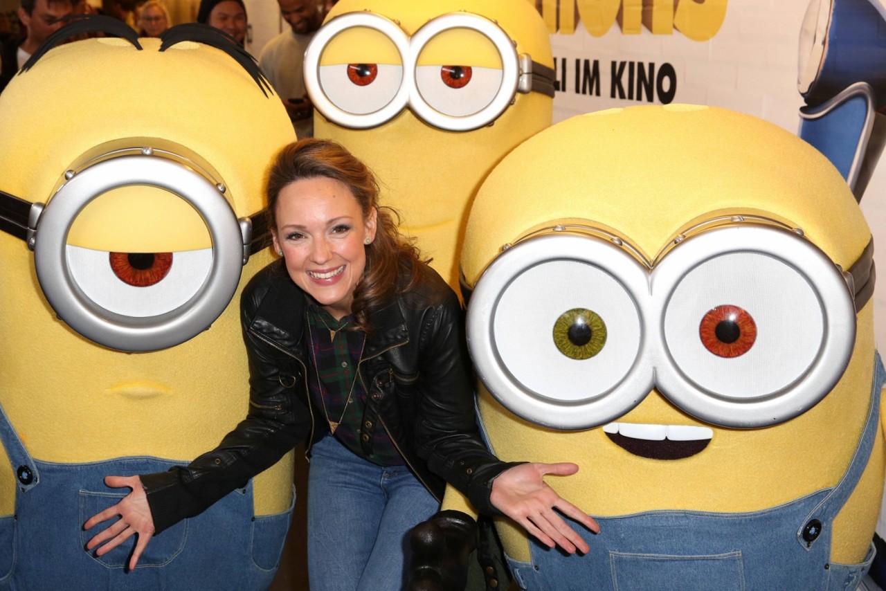 Carolin Kebekus spricht die Bösewichtin Scarlet Overkill im neuen Minions-Film.