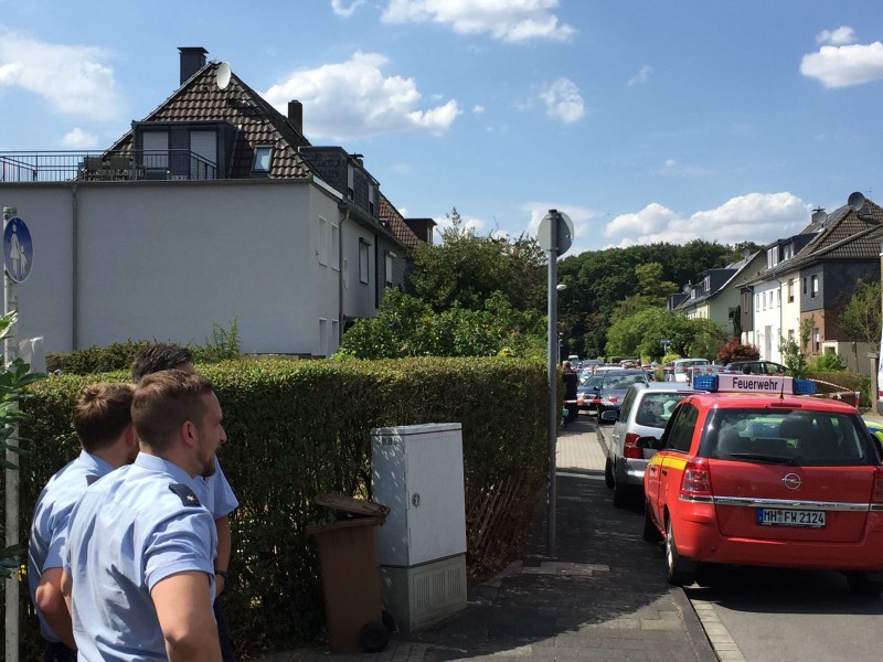 Polizei findet drei Tote in Wohnung am Lindenhof in Mülheim-Saarn.