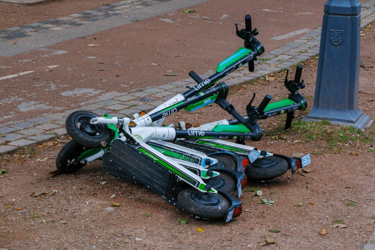 Die Wut in Mülheim ist groß. Nicht immer werden die E-Scooter ordentlich abgestellt. (Archivbild)