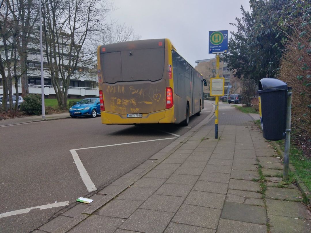 Ruhrbahn Mülheim: Nicht einmal die Nummer des Linienbusses ist noch zu erkennen.