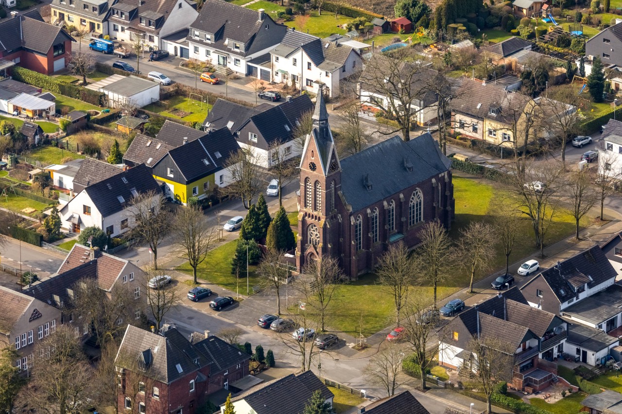 Mülheim: Vor der Kirche St. Theresia von Avila schlugen Diebe schon zum zweiten Mal zu. 