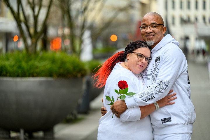 Jonathan N. (50) und seine Frau Stefanie N. (51) am Valentinstag auf der Schloßstraße in Mülheim an der Ruhr. Er ist ein ghanaischer König; sie will jetzt mit ihm nach Ghana auswandern. Darüber gibt es eine Dokumentation des Fernsehsenders VOX.