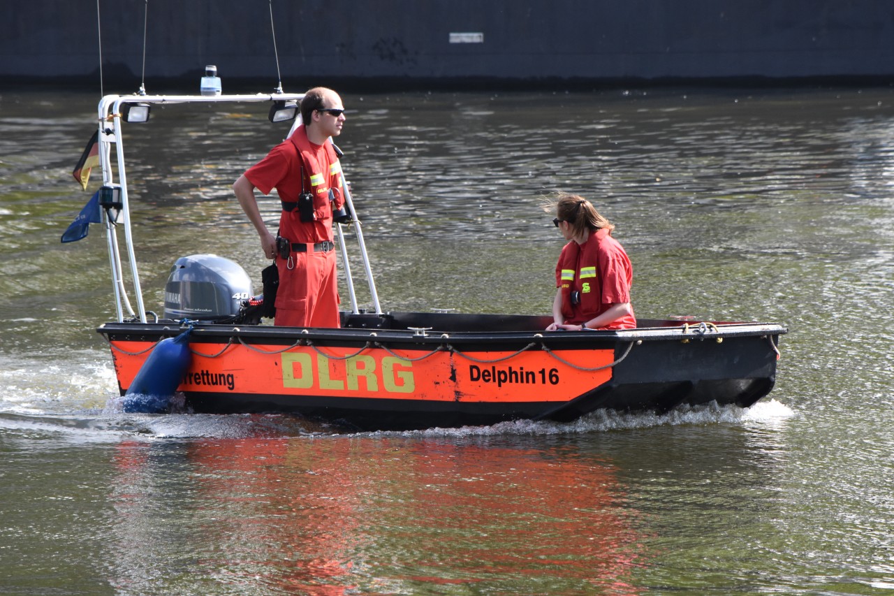 Die DLRG ist am Montag auf der Ruhr im Einsatz.