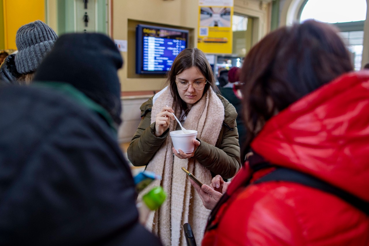 NRW: Für junge Frauen aus der Ukraine lauert bei ihrer Flucht Gefahr - auch an vermeintlich sicheren Orten. (Symbolbild)