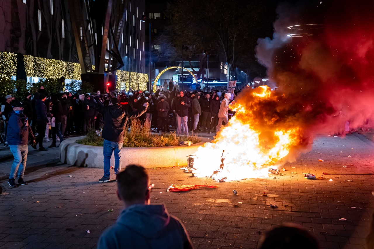 Niederlande: Corona-Proteste eskaliert! „Orgie der Gewalt“!