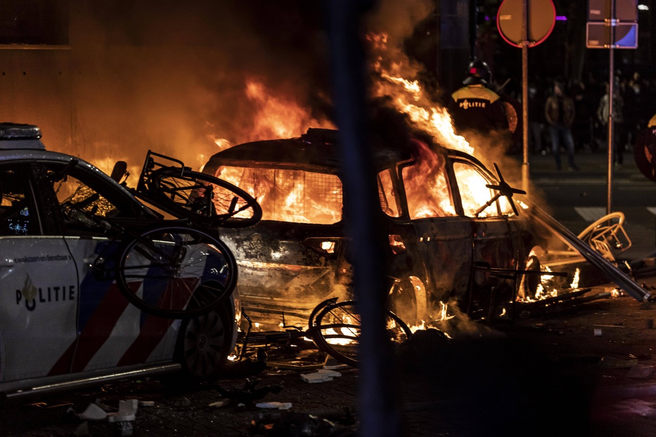 Niederlande: Corona-Proteste eskaliert! „Orgie der Gewalt“