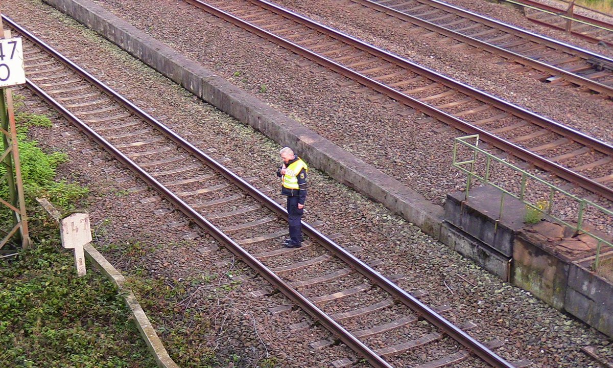 Notarzt-Einsatz am Gleis.JPG