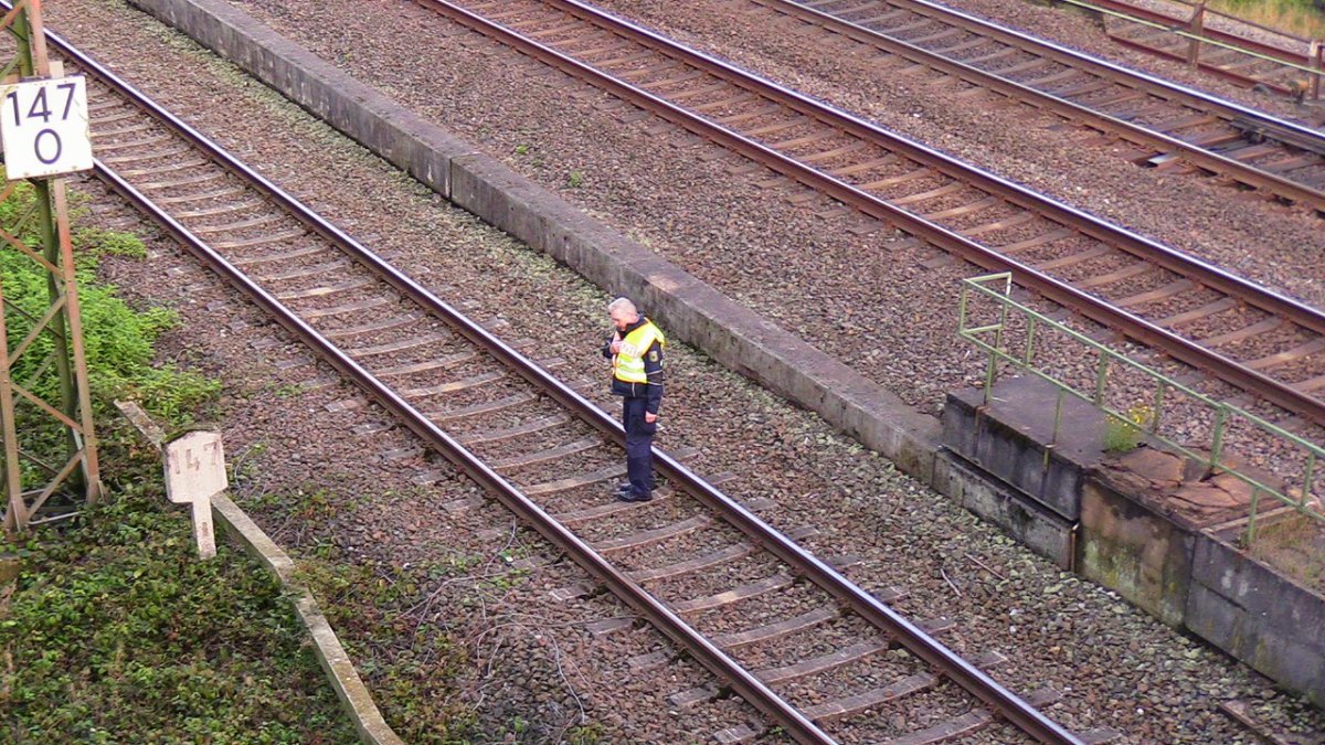 Notarzt-Einsatz am Gleis.JPG