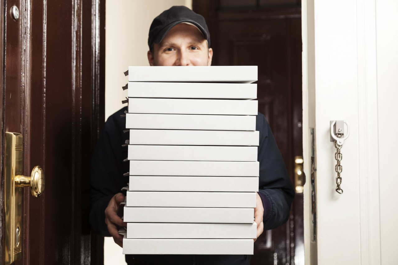 Notruf: Statt des Pizzaboten stand die Polizei vor der Tür. (Symbolbild)