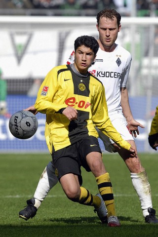 Platz 1: 16 Jahre, 11 Monate, 1 Tag: … und zwar Nuri Sahin. Bis heute hält er damit den Bundesliga-Rekord als jüngster Debütant aller Zeiten. Und auch die Bestmarke für den jüngsten Torschützen der Bundesliga ist seine - 2005 traf Nuri beim 1. FC Nürnberg (2:1).