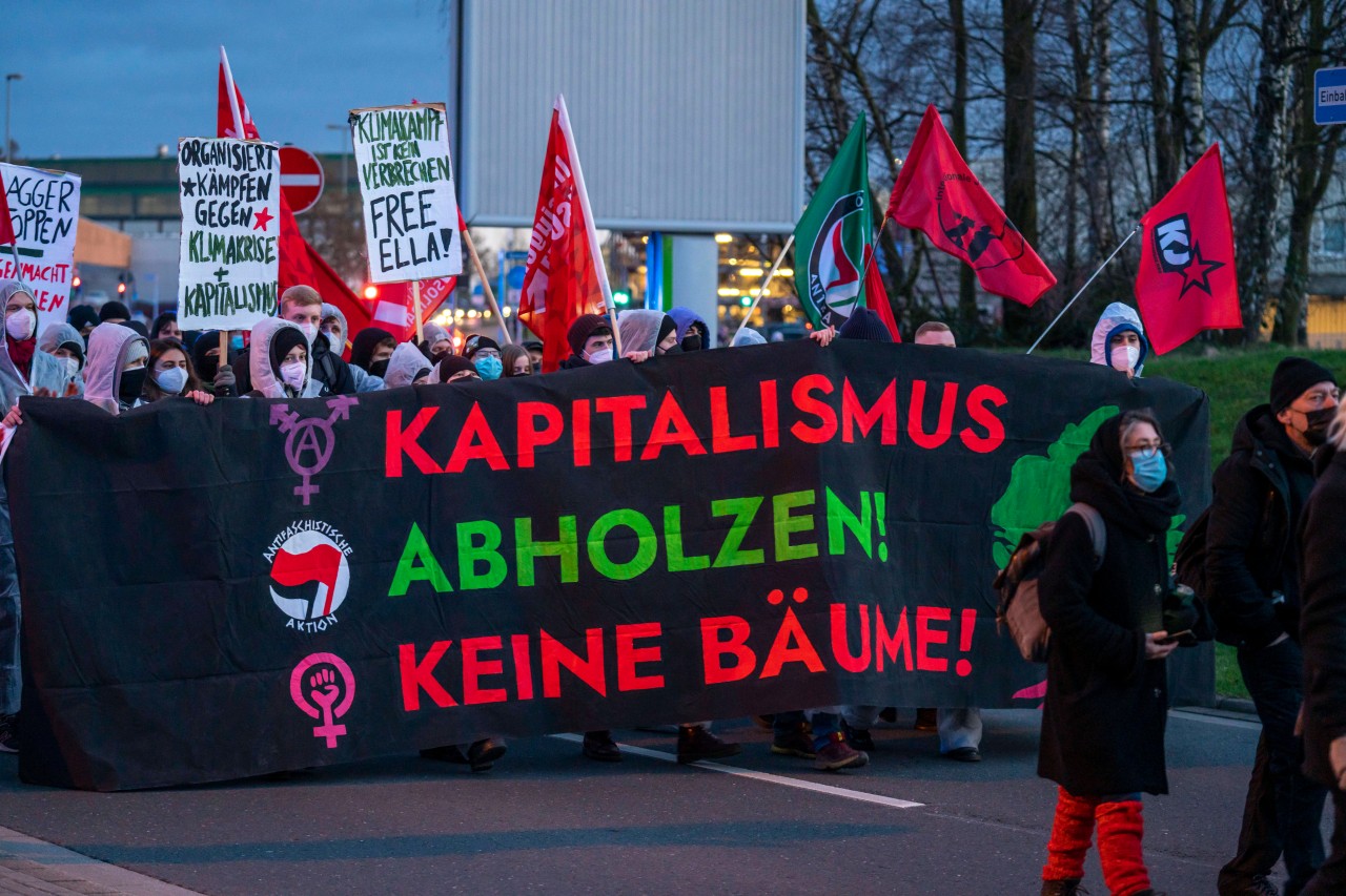 Oberhausen: "Fridays-for-future"-Bewegung demonstriert gegen Abholzung im Sterkrader Wald. 