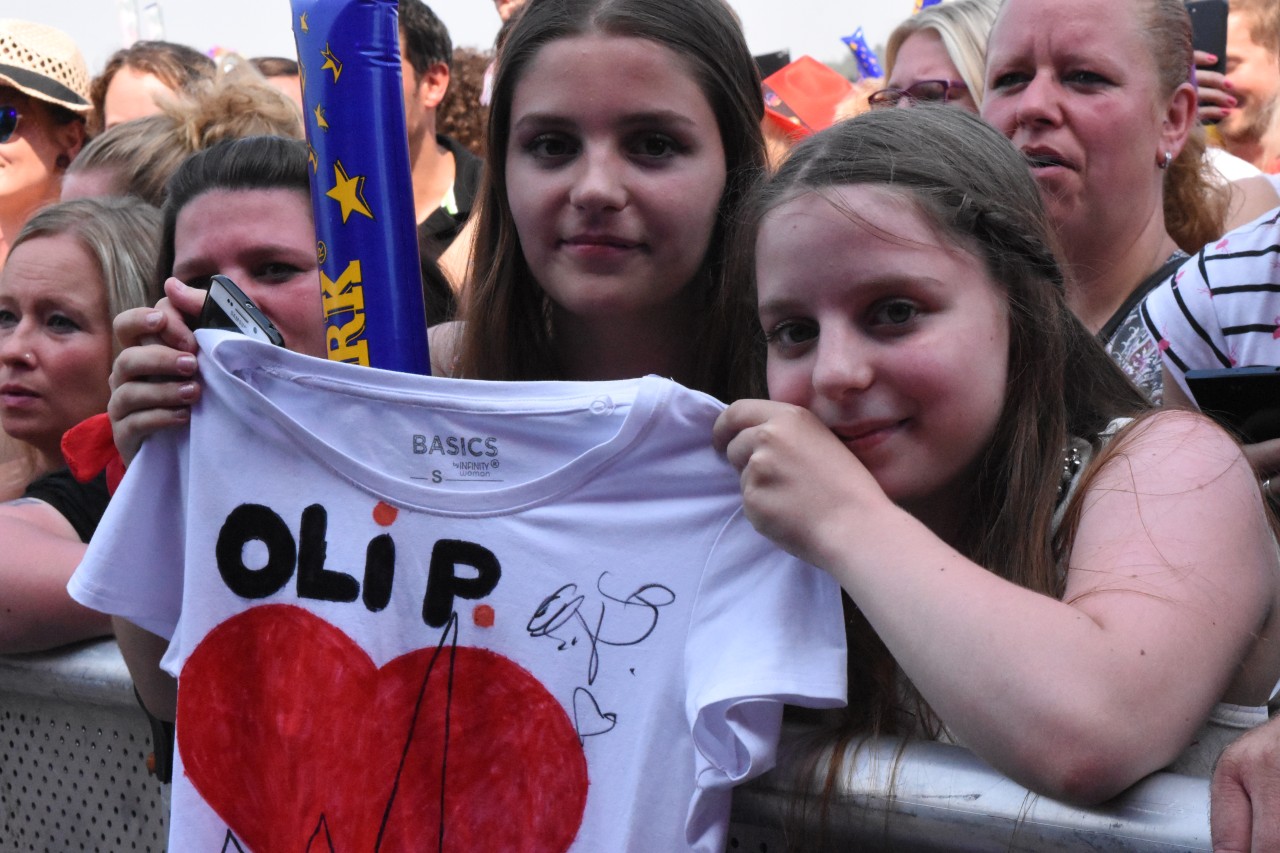 Gina und Mandy haben extra ein T-Shirt für ihren Star gestaltet.