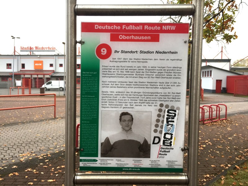 An den Stadien stehen Tafeln mit historischen Erläuterungen zum Verein.