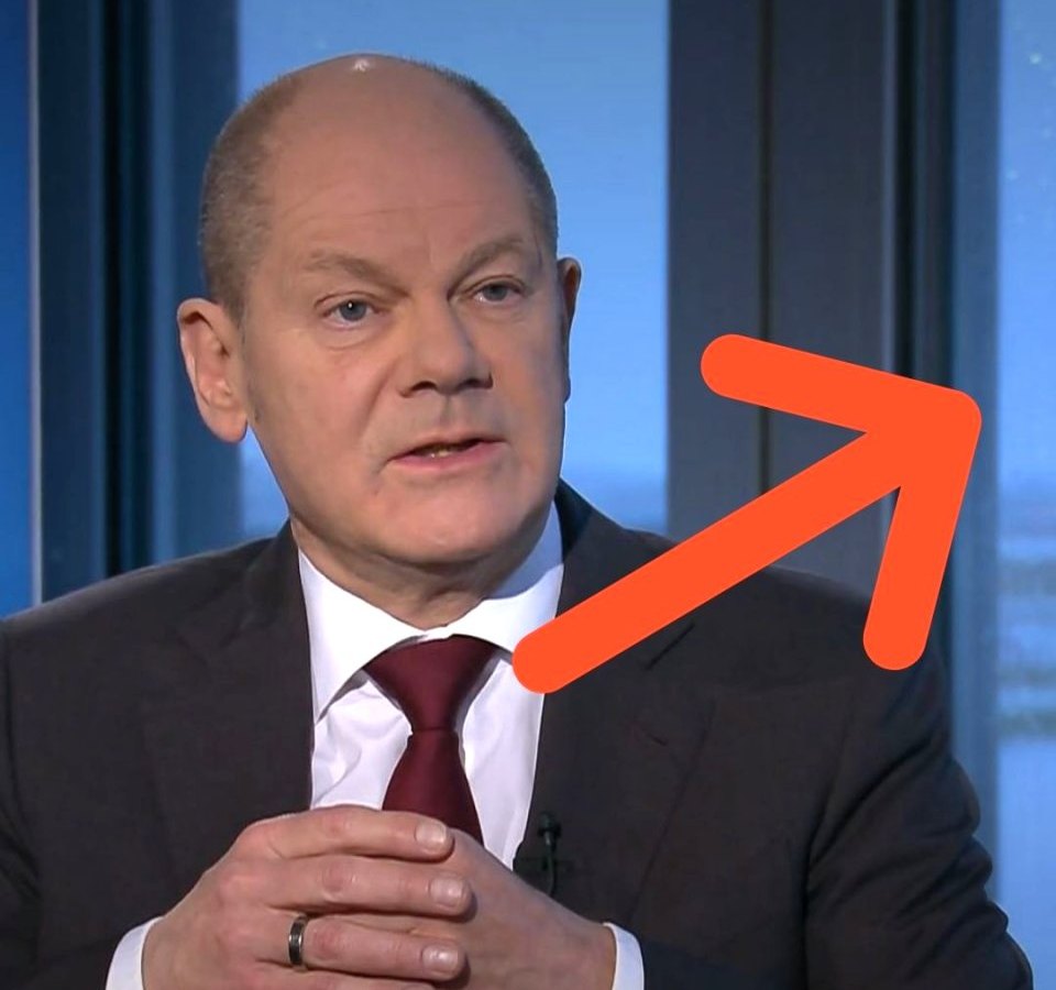 Olaf Scholz Flughafen.jpg