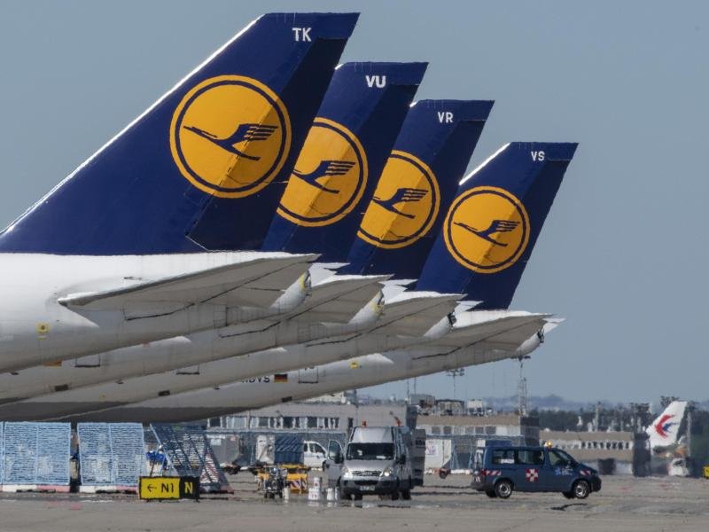 Passagiermaschinen der Lufthansa stehen auf dem Rollfeld des Flughafens Frankfurt.