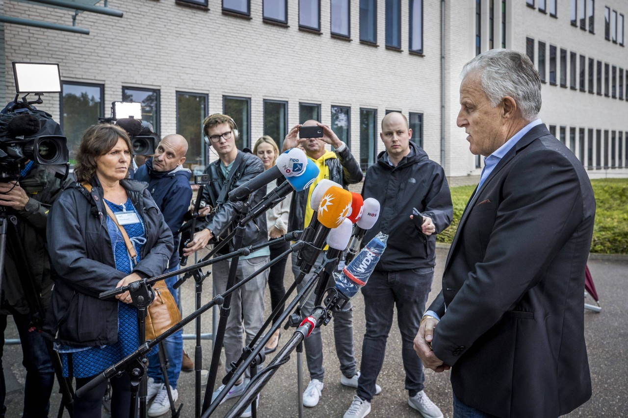 Peter R. de Vries tritt in den Niederlanden als Sprecher von Opfern und Zeugen bei Prozessen auf.