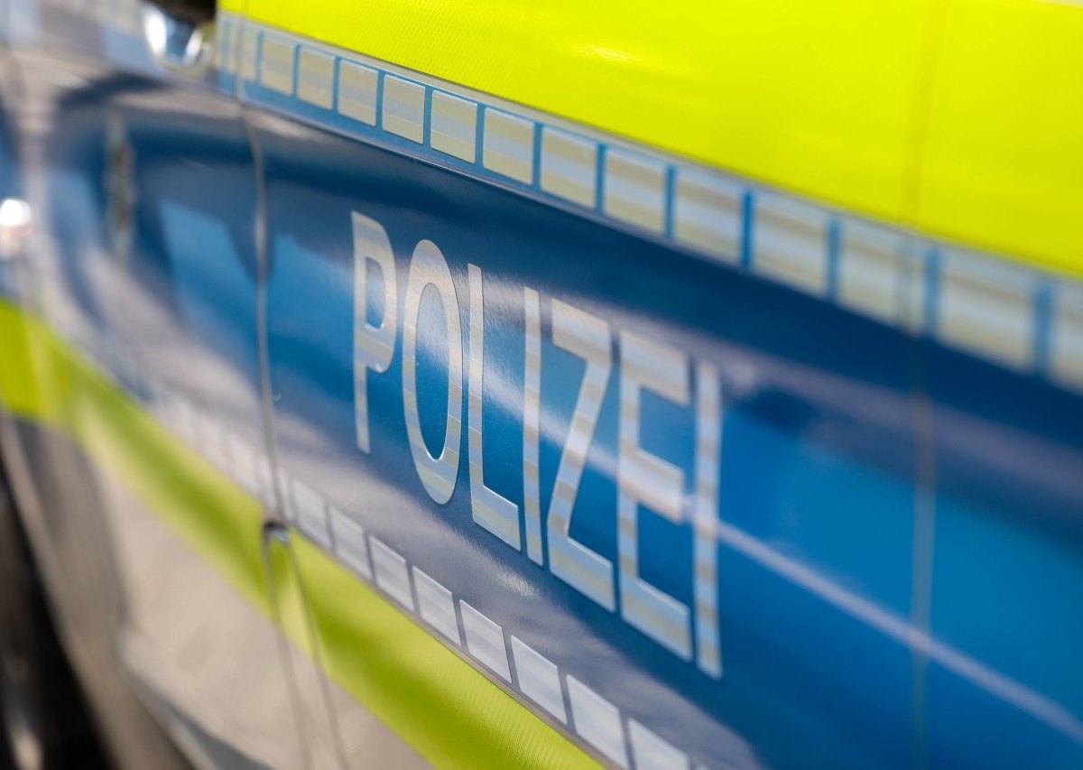 Polizeiauto von der Seite (imago Tim Oelbermann).jpg