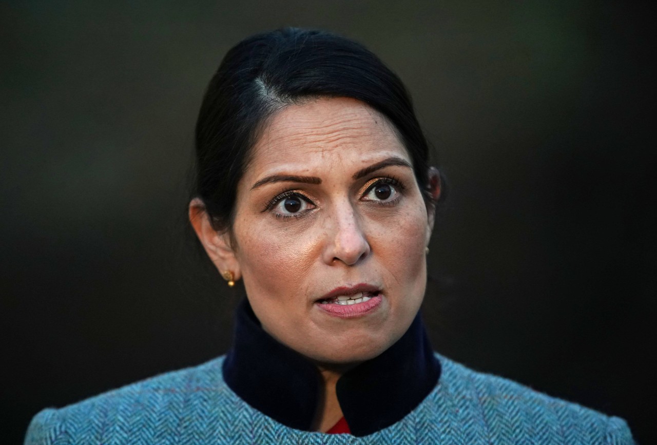 Innenministerin Priti Patel kündigt Untersuchung an.