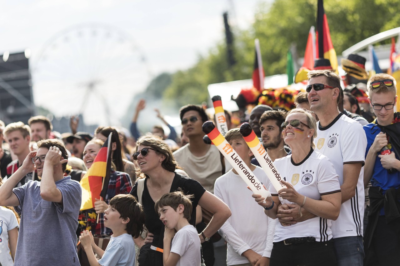 Ein Public Viewing-Foto von der WM 2018, wo Hunderte die Deutschland-Spiele verfolgt haben. Solche Bilder wird es in Bochum nicht geben. (Archivfoto)