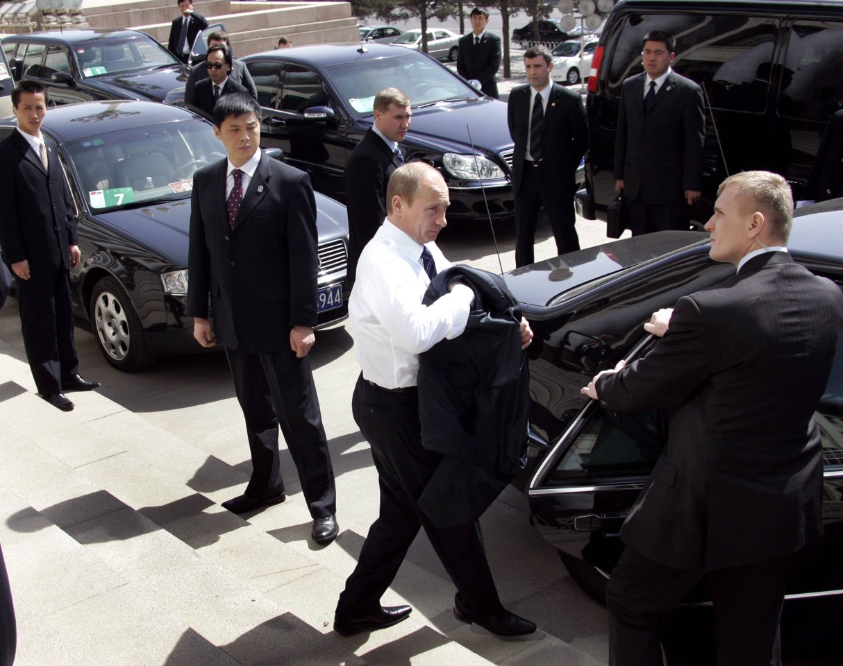 Wladimir Putin umgeben von seinen Leibwächtern. (Archivbild)
