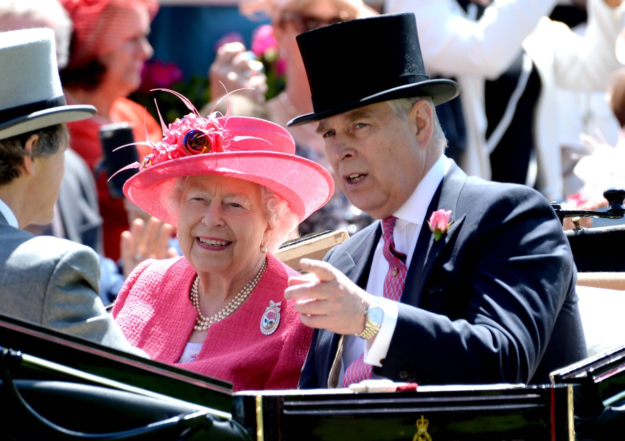 Queen Elizabeth II. wurde mit einem süßen Geschenk von Sohn Prinz Andrew getröstet.