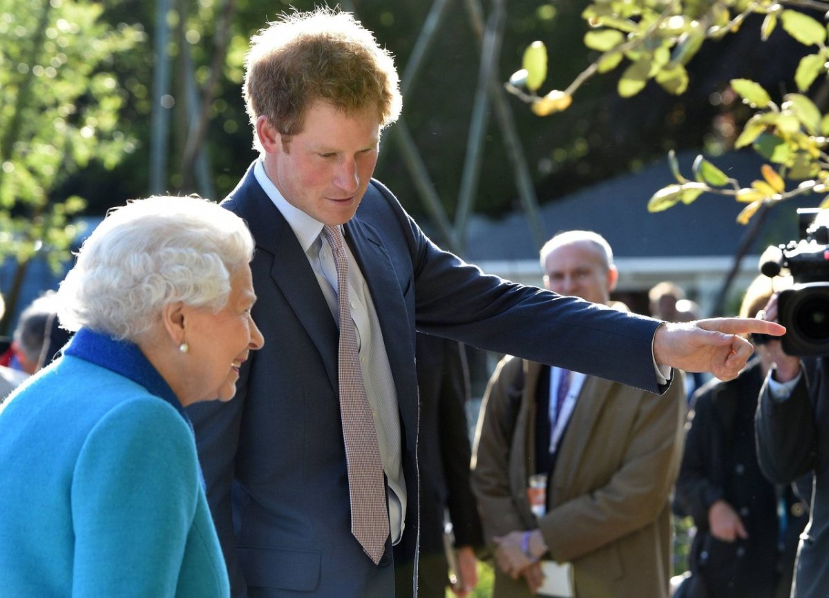 Queen und Prinz Harry.jpg