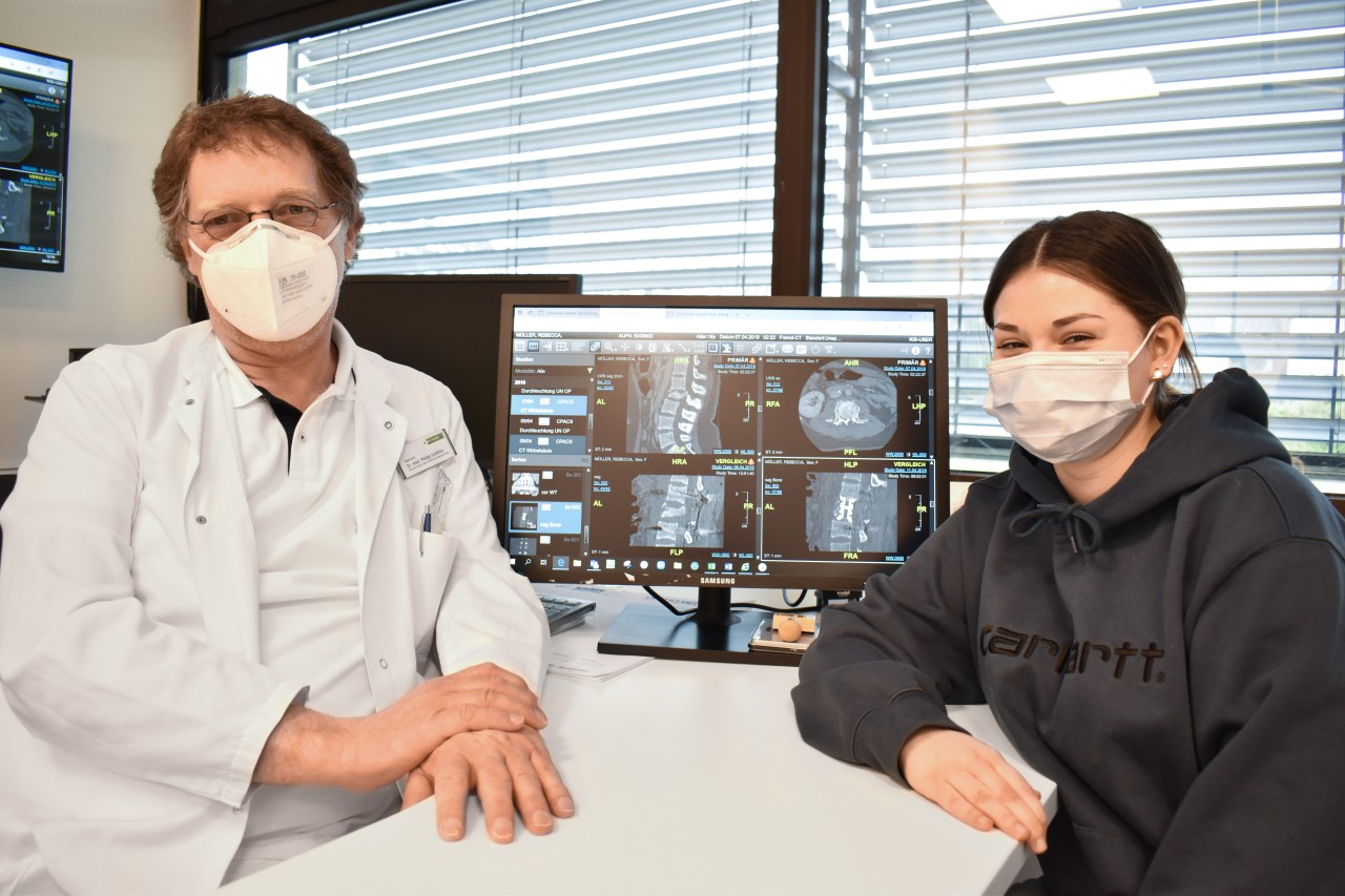 Sensationell! Rebecca Müller (r) kann dank Dr. Philippus Schöttes (l) wieder normal gehen.