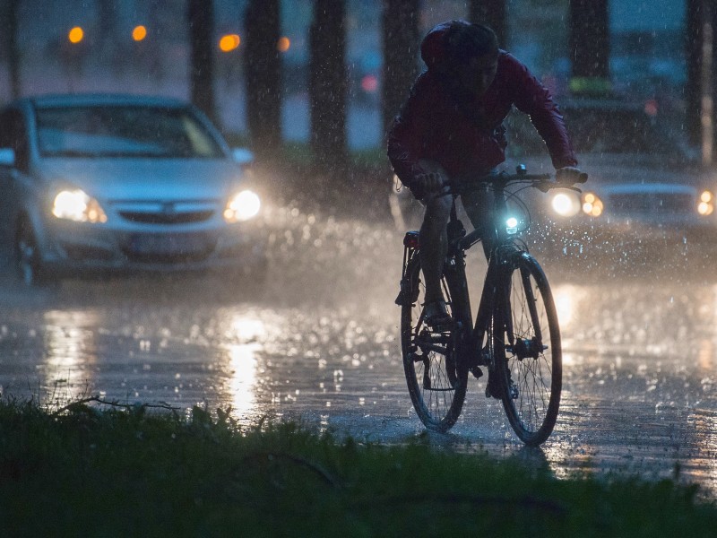 Erst die Hitze, dann das Donnerwetter: Über dem Westen und Süden Deutschlands haben am Mittwochabend heftige Gewitter getobt. In Hannover gab es Starkregen.