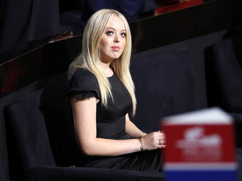 Tiffany Trump ist die 23-jährige Tochter Trumps aus seiner zweiter Ehe mit Marla Maples. Die 23-jährige steht ihrem Vater angeblich weniger nah als dessen andere Kinder und war von allen Trump-Kindern im Wahlkampf am wenigsten sichtbar. Doch auch ... 