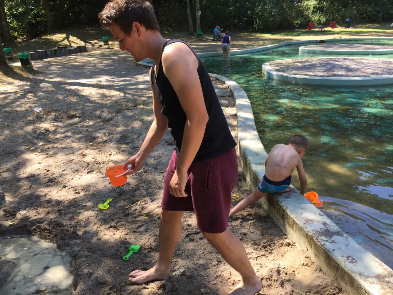 Der Wasserspielplatz im Revierpark Vonderort wird von Familien bei den warmen Temperaturen viel besucht.