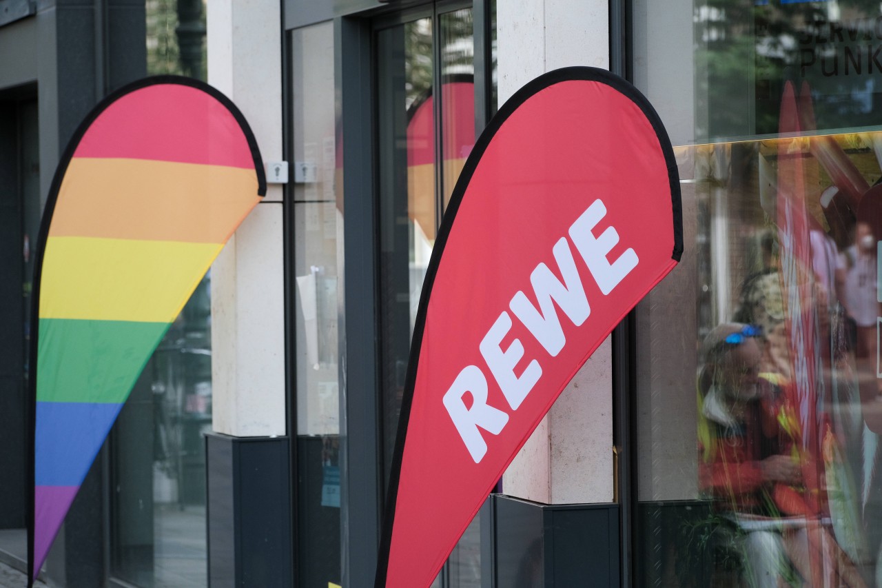 Rewe: Kunde will mit Bargeld zahlen – doch der Supermarkt verweigert die Annahme!  (Symbolbild) 