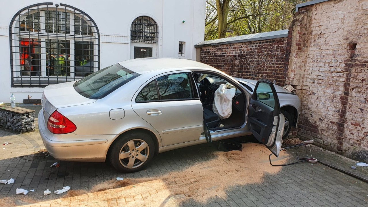 Einen schweren Unfall hat es auf dem Parkplatz eines Rewe-Supermarktes in Mülheim gegeben. 