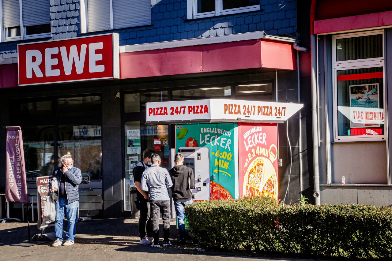 Ein Rewe in Essen bietet jetzt Pizza aus dem Automaten an