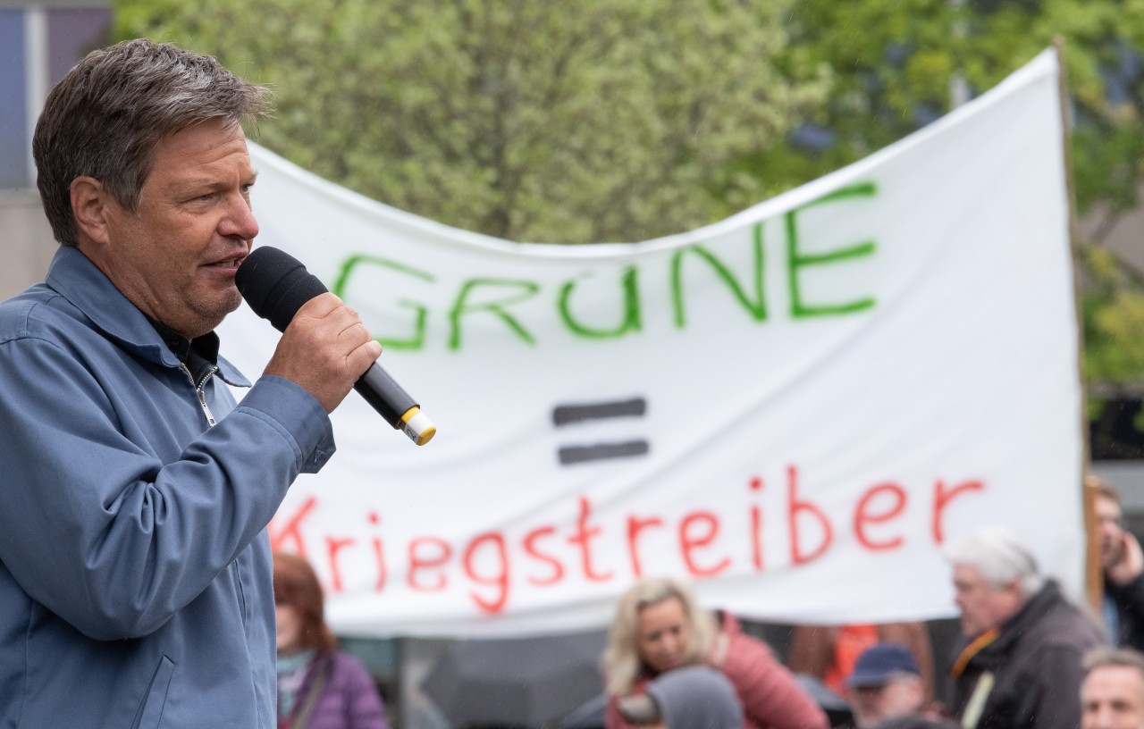 Vor dem Auftritt in Dortmund musste sich Robert Habeck schon in Bielefeld den „Kriegstreiber“-Vorwurf gefallen lassen.