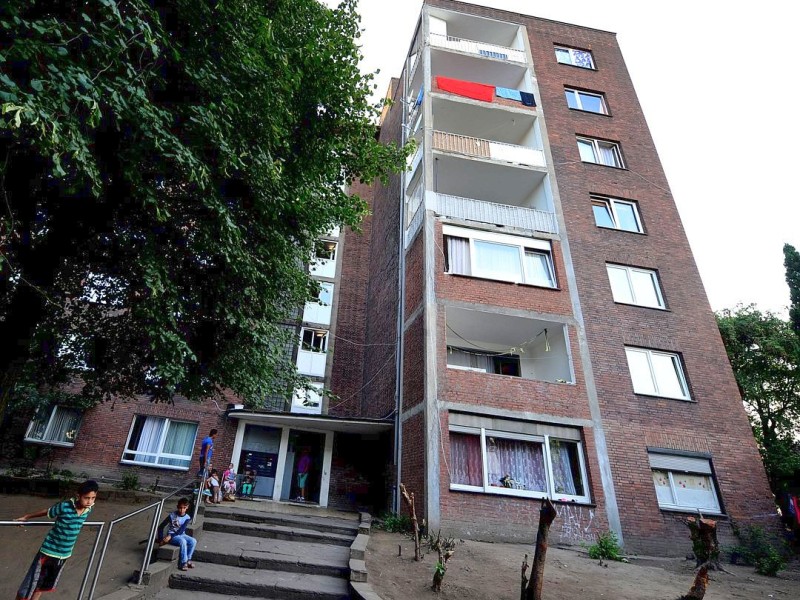 Bürgerwache gegen Rechts vor dem Roma-Haus in  Rheinhausen.