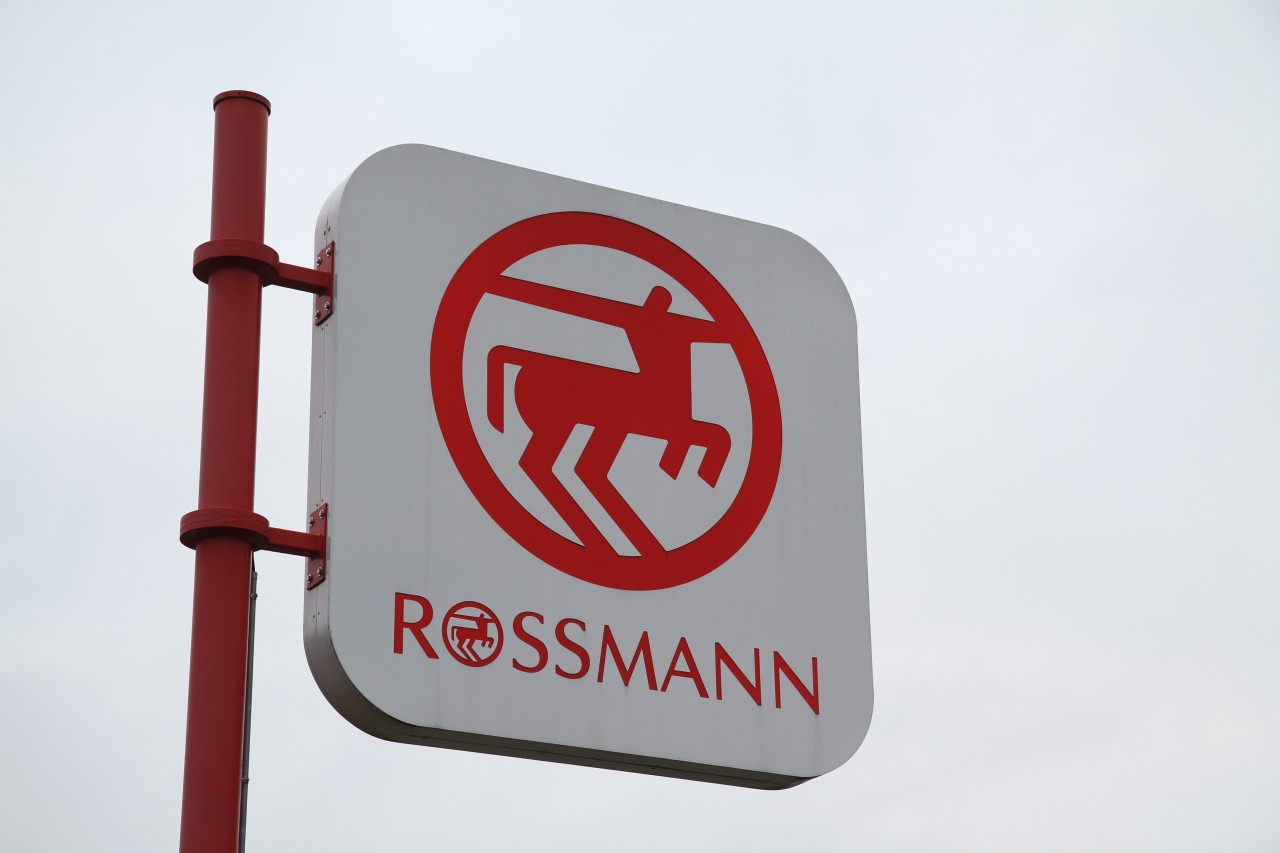 Diskussion unter Kunden der Drogerie Rossmann! (Symbolbild) 