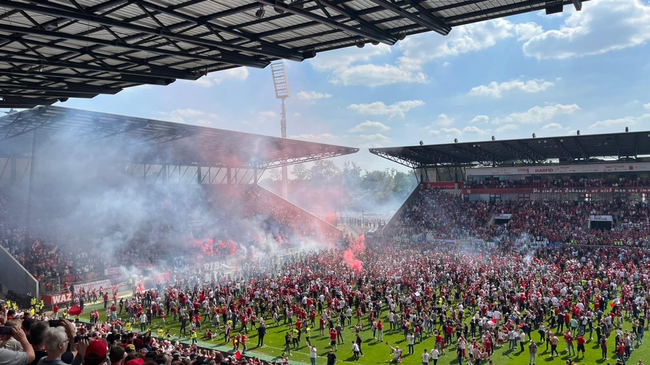 Nach dem Abpfiff gab es bei den Fans von Rot-Weiss Essen kein Halten mehr.