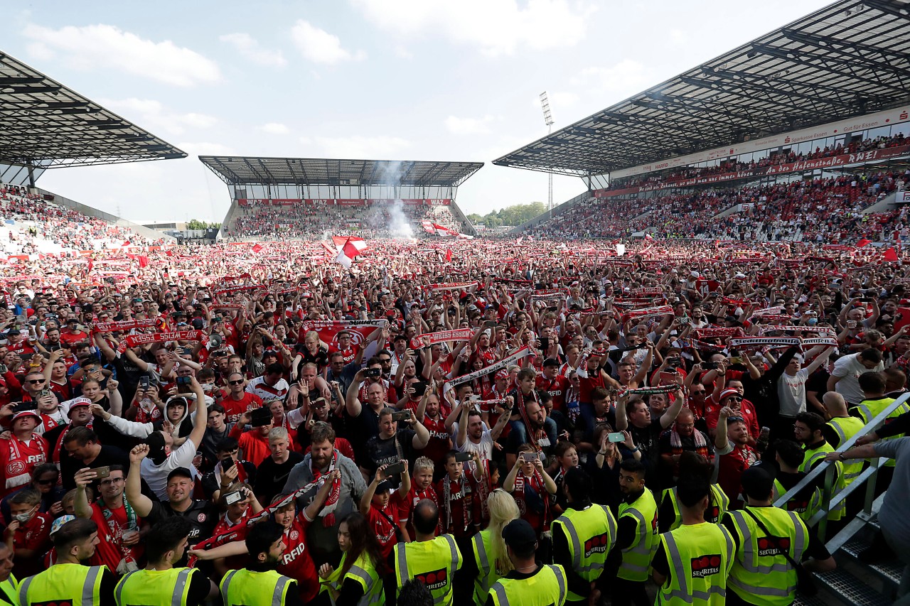 Nach dem Aufstieg stürmten die Fans von Rot-Weiss Essen den Platz.