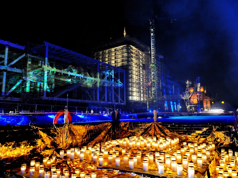 Das Duisburger Finale von Ruhr.2010 am 18. Dezember setzt auf ruhige und besinnliche Momente. Wegen der Loveparade-Tragödie verzichteten die Macher auf große Effekte. Die Initiativen „Never Forget“ und „Duisburg 21“ erinnerten am Rande der Veranstaltung mit Demonstrationen an die 21 Toten.