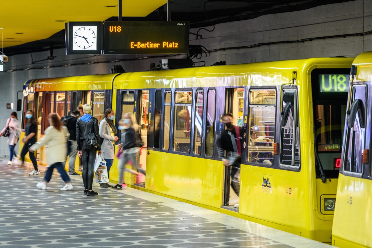 Ruhrbahn: Eine Kundin aus Mülheim schüttelt den Kopf über ein Haltestellen-Problem. (Symbolbild)