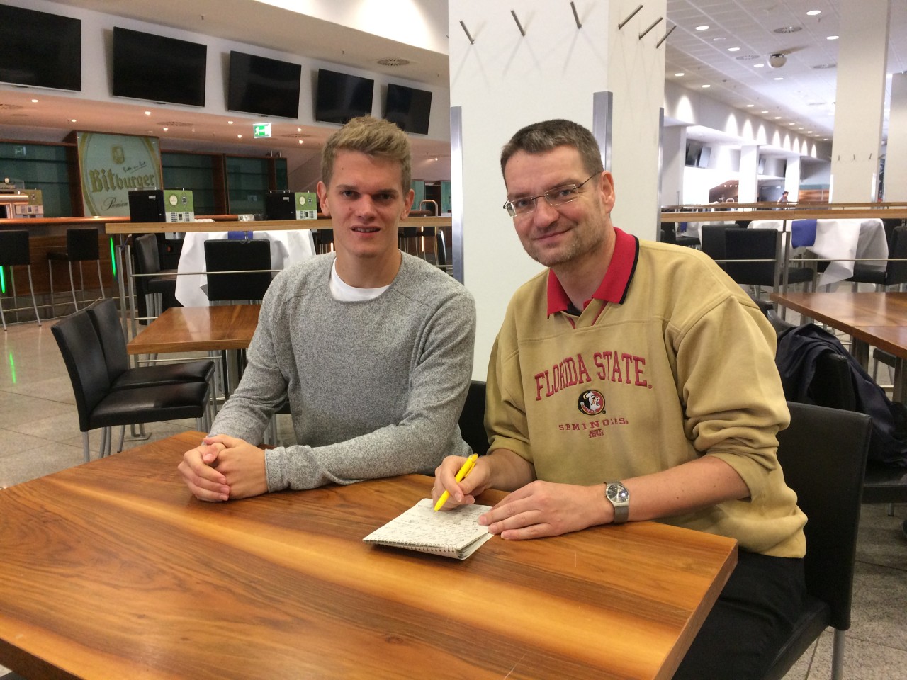 Matthias Ginter (l.) im Gespräch mit Redakteur Michael Ryberg.