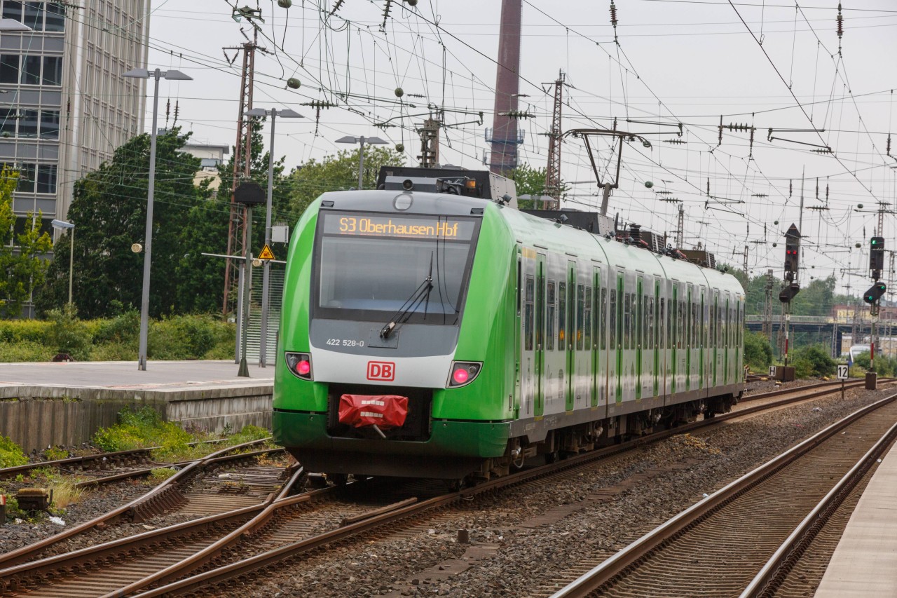 Die Linie der S3 zwischen Oberhausen und Essen soll ab 2022 weiter ausgebaut werden. (Archivbild)