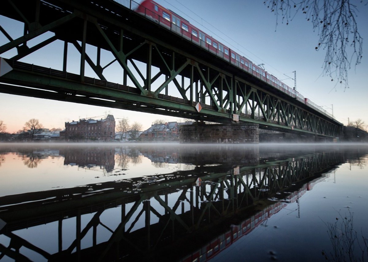 S6 Bruecke über Kettwiger Stausee.jpg