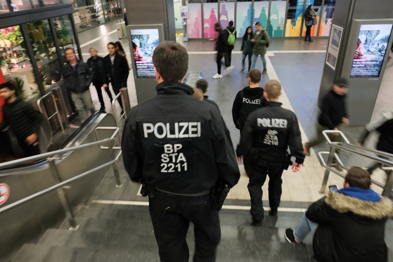 Am Hauptbahnhof Essen hat ein Mann einen Zwölfjährigen unvermittelt in den Bauch geschlagen. (Symbolbild)