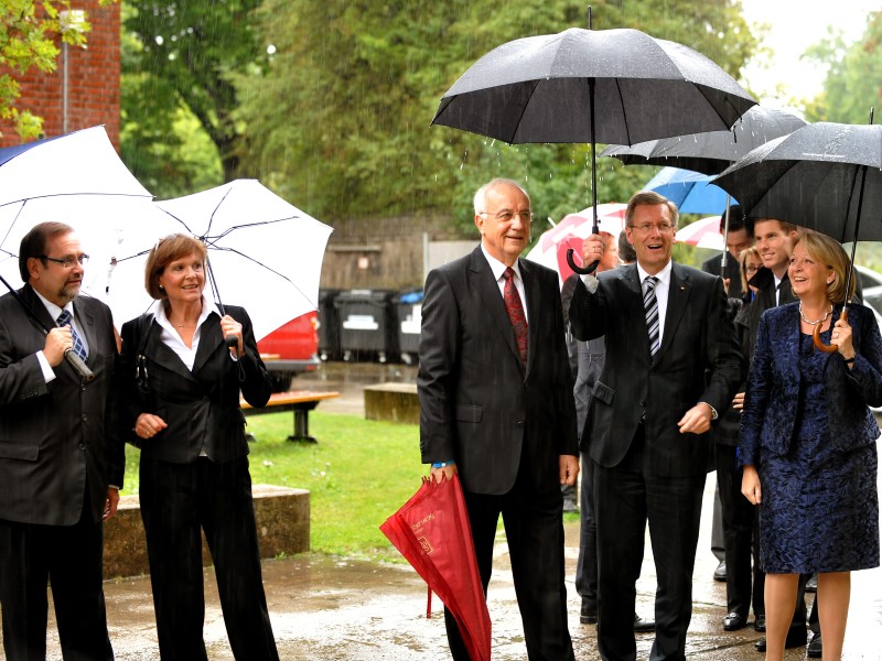 ... auf die der OB anspielt, existieren nicht. Die Pressestelle des Bundespräsidenten erklärt: „Einen solchen Brief hat es nicht gegeben.“ Das Foto zeigt Wulff und Sauerland (links) am 12. September 2010 im Duisburger Landschaftspark. Auf Einladung von Fritz Pleitgen (Mitte) besuchten der Bundespräsident (2.v.r.) und NRW-Ministerpräsidentin Hannelore Kraft (rechts) dort die Aufführung der „Sinfonie der Tausend“. Abseits stand Duisburgs OB Adolf Sauerland, neben ihm Gerda Pleitgen.
