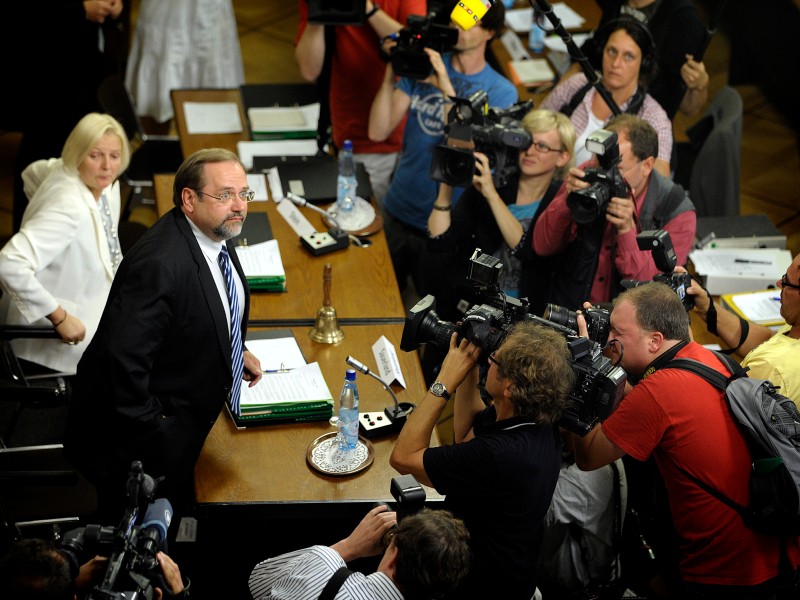 ... im Saal etwa 15 Kamerateams und 50 Journalisten erwarten. 