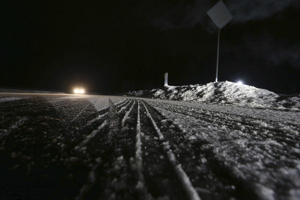 Ein Auto fährt auf glatter Fahrbahn  in Marktoberdorf (Bayern). Viele Menschen in Bayern, Österreich und der Schweiz hoffen auf ein Ende der Schneefälle und damit eine Entspannung der Gefahrenlage. 